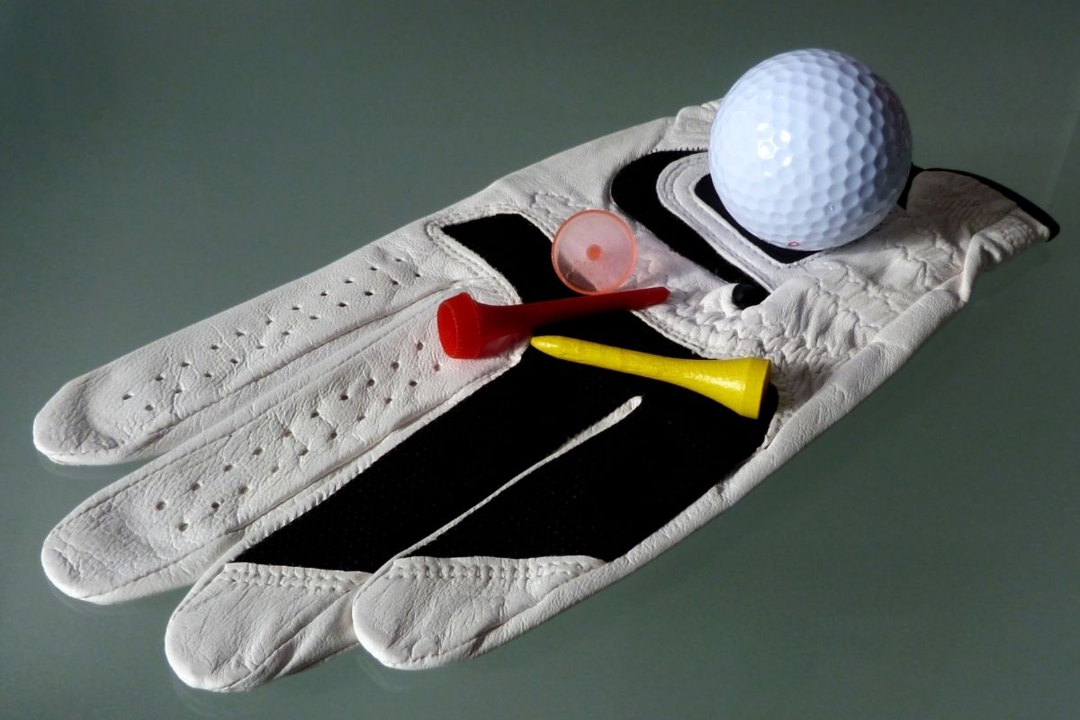 How To Clean Golf Gloves [In 2 Easy Steps]